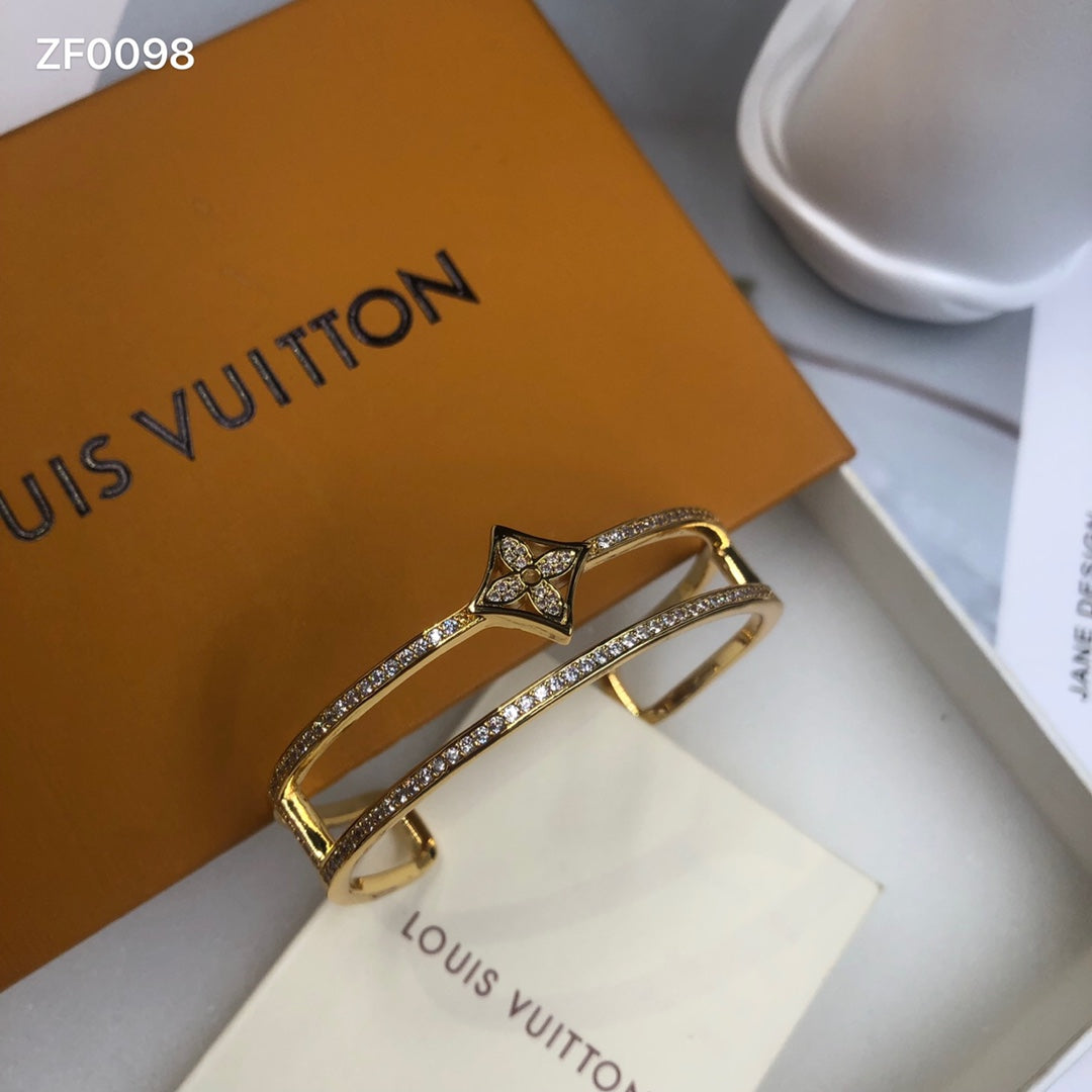 1YE348KDE Stylish Bracelets