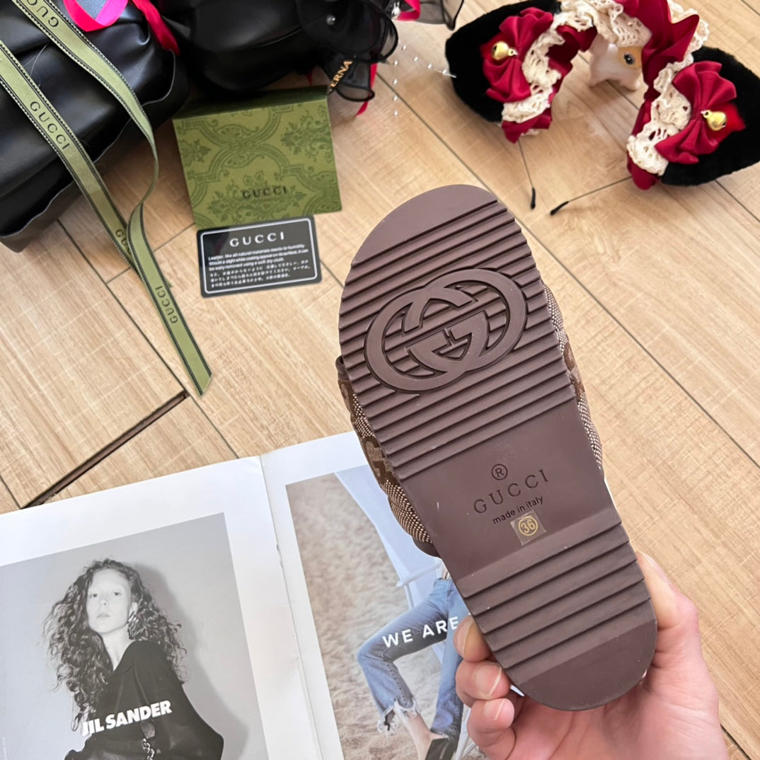 14B84ZDE Stylish Slippers