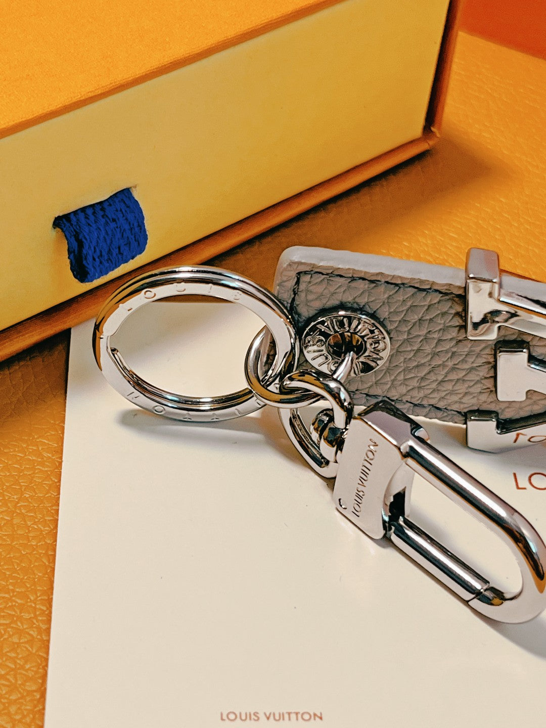 14E58ADE Stylish key closure