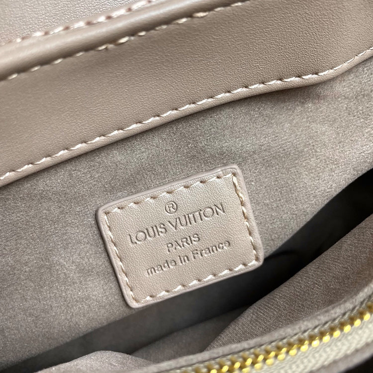 AE028BDE Stylish leather bag