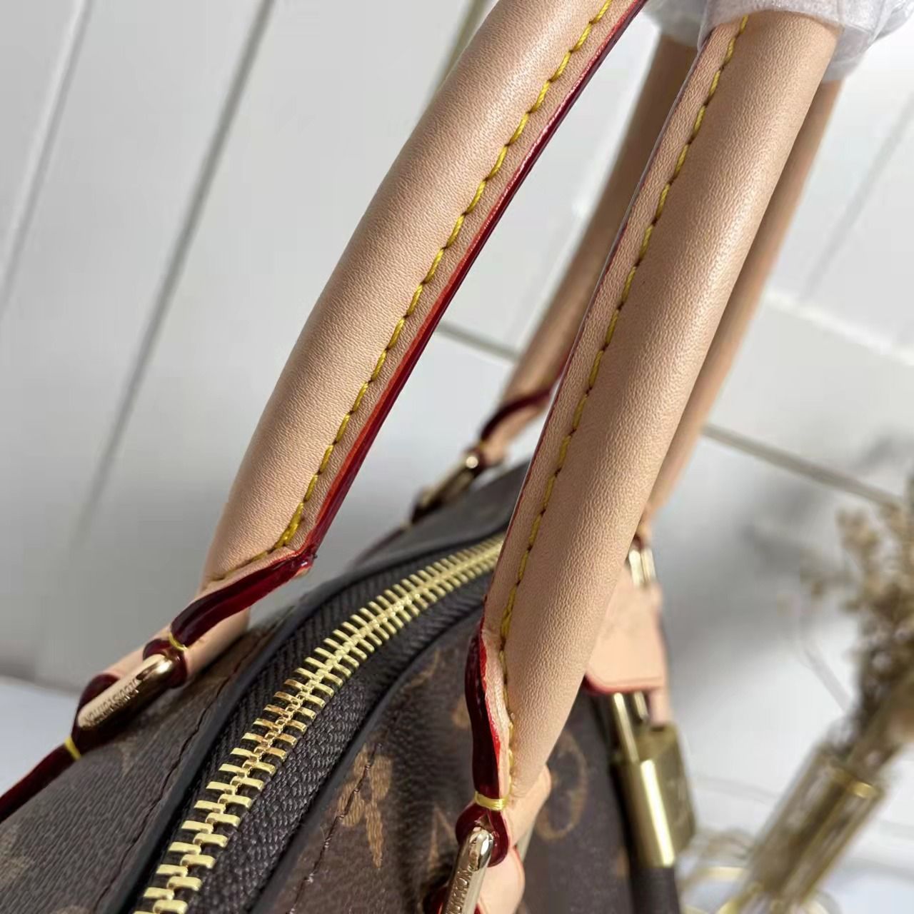 2EE1BDE Stylish leather bag