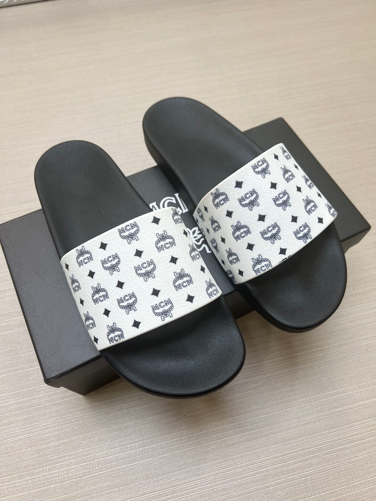 54M46ZDE Stylish slippers