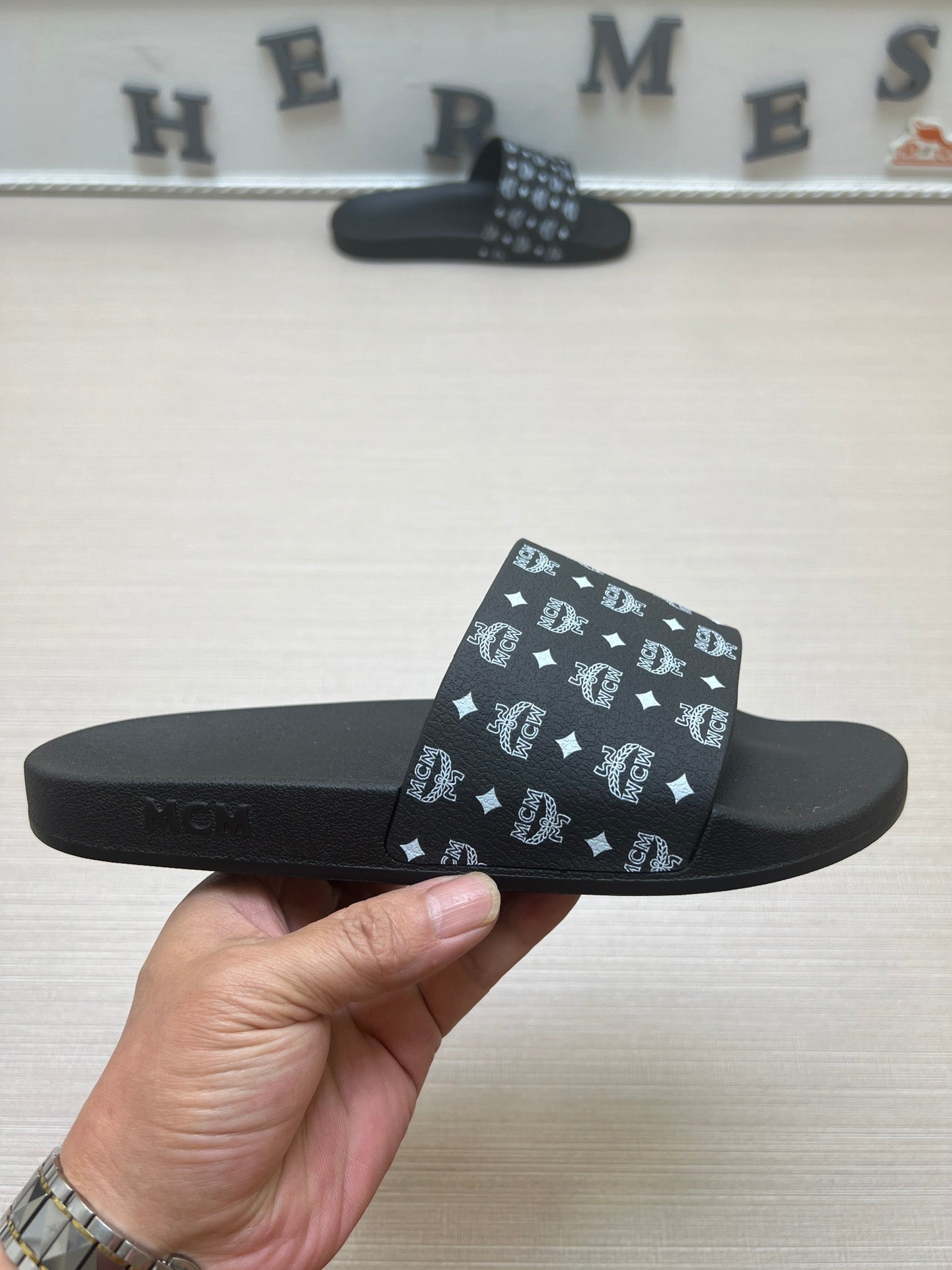 54M46ZDE Stylish slippers