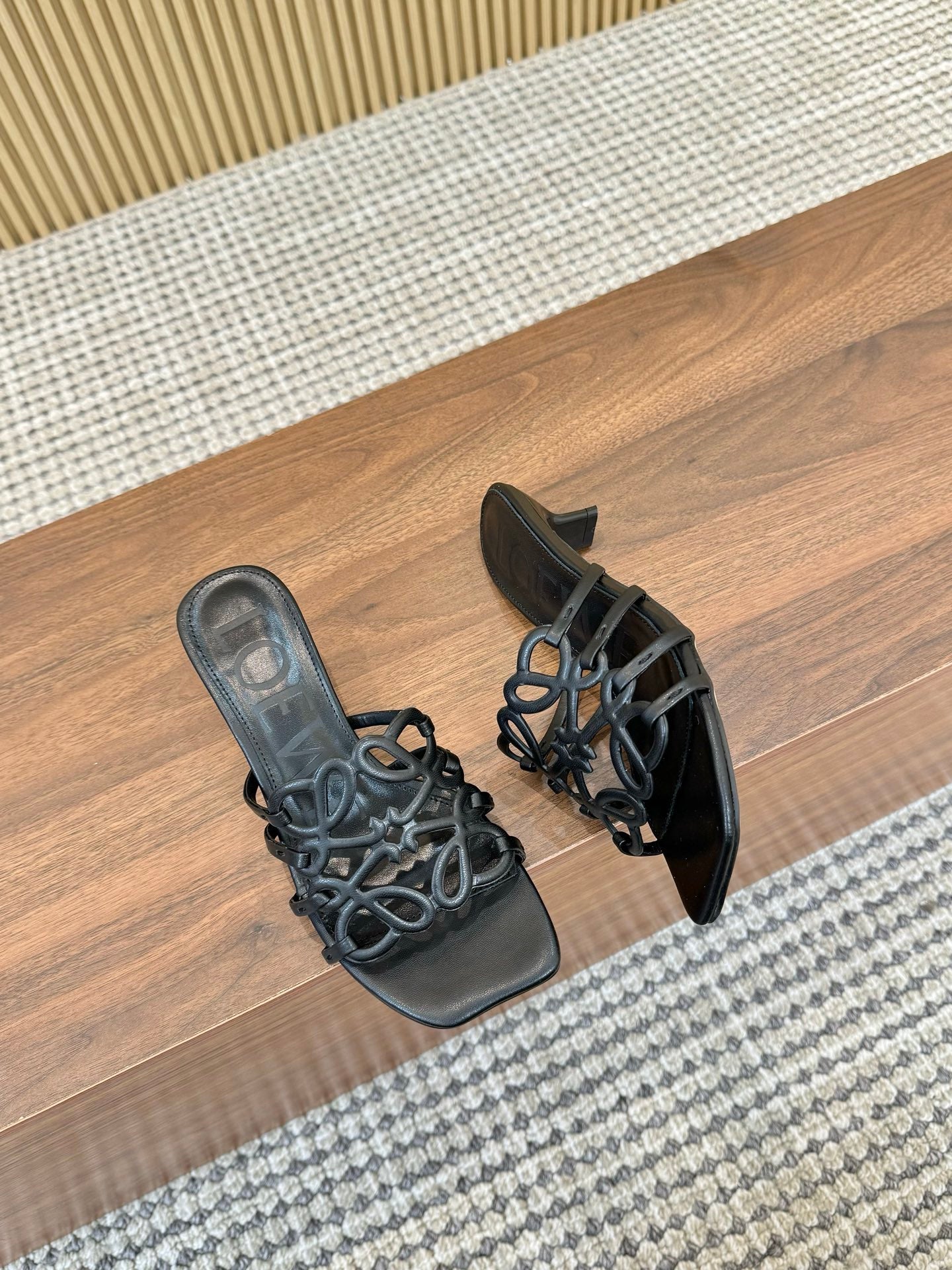 255QA33ZDE Stylish leather Slippers