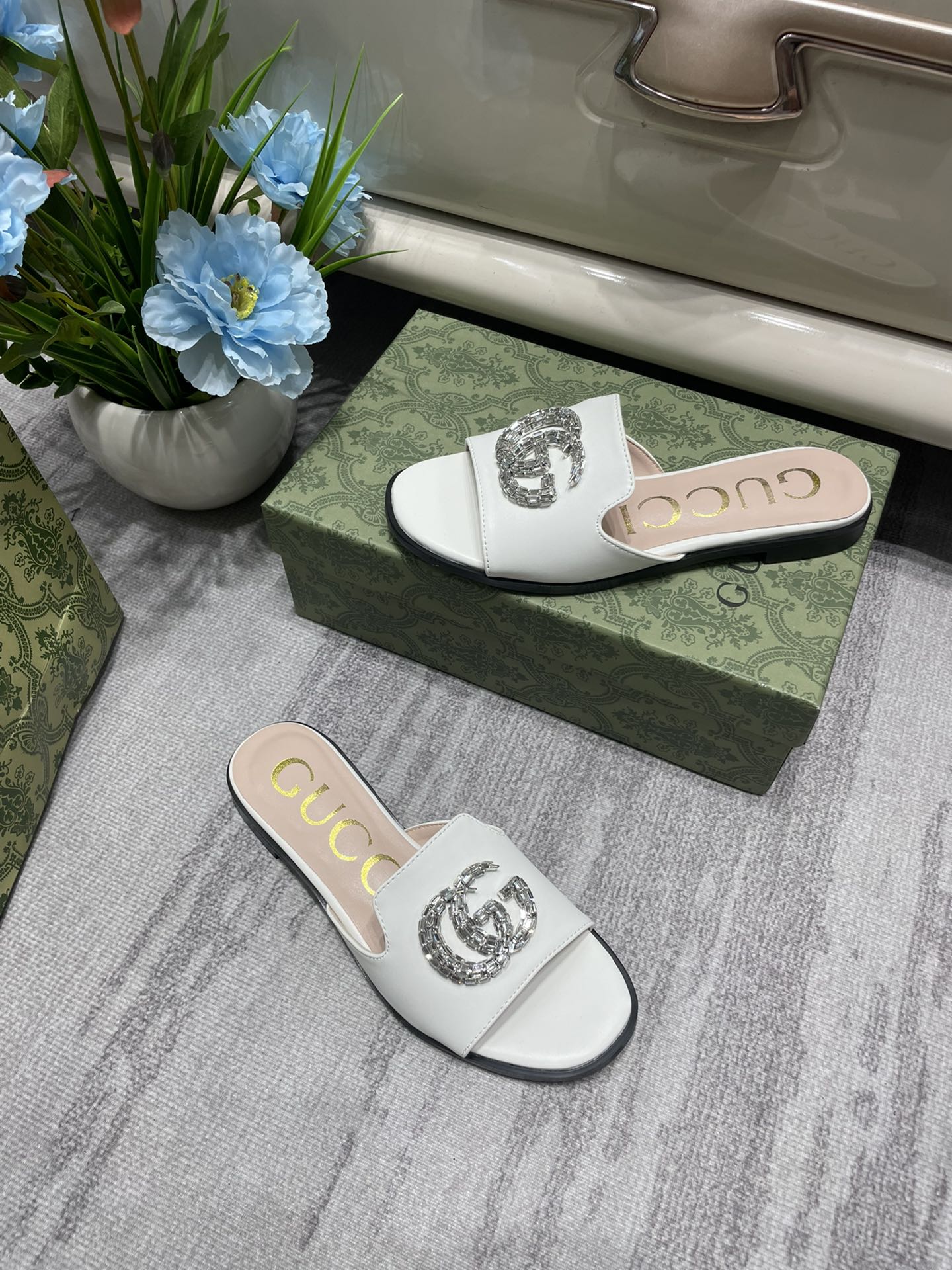14B30ZDE Stylish slippers