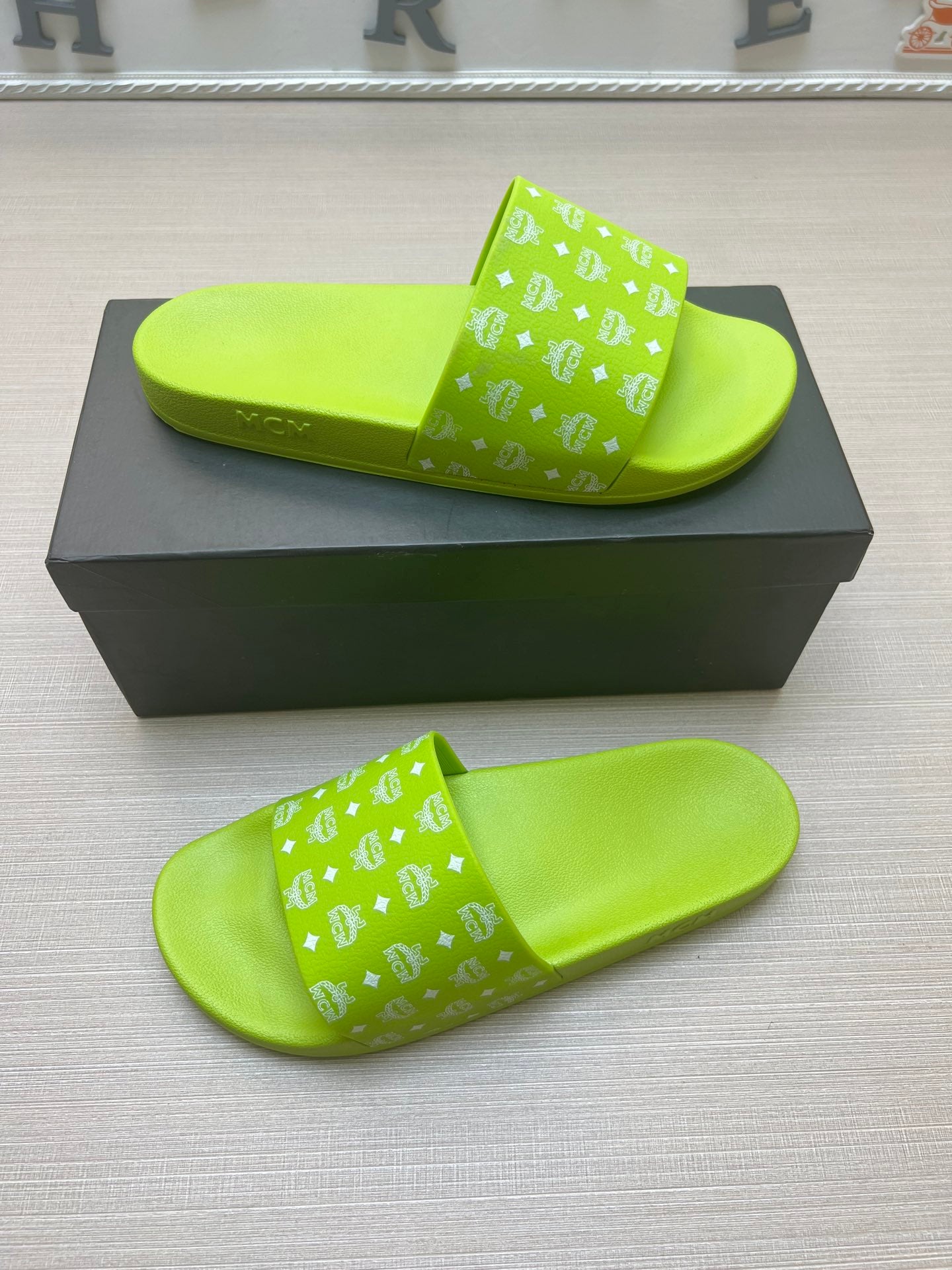 54M47ZDE Stylish slippers