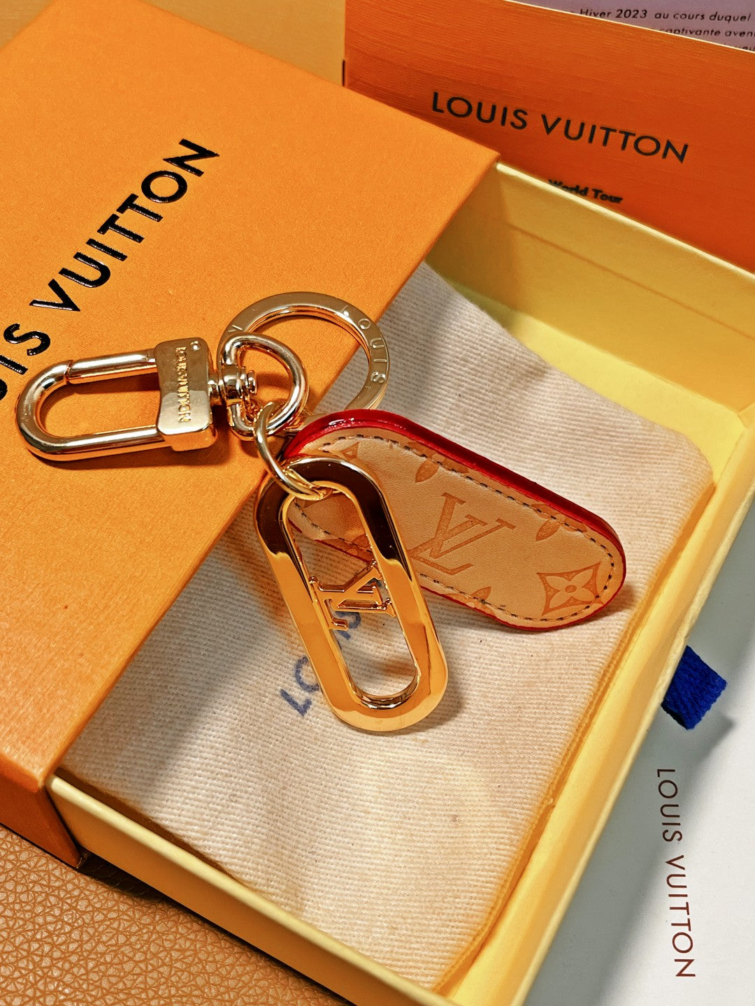 14E61ADE Stylish key closure