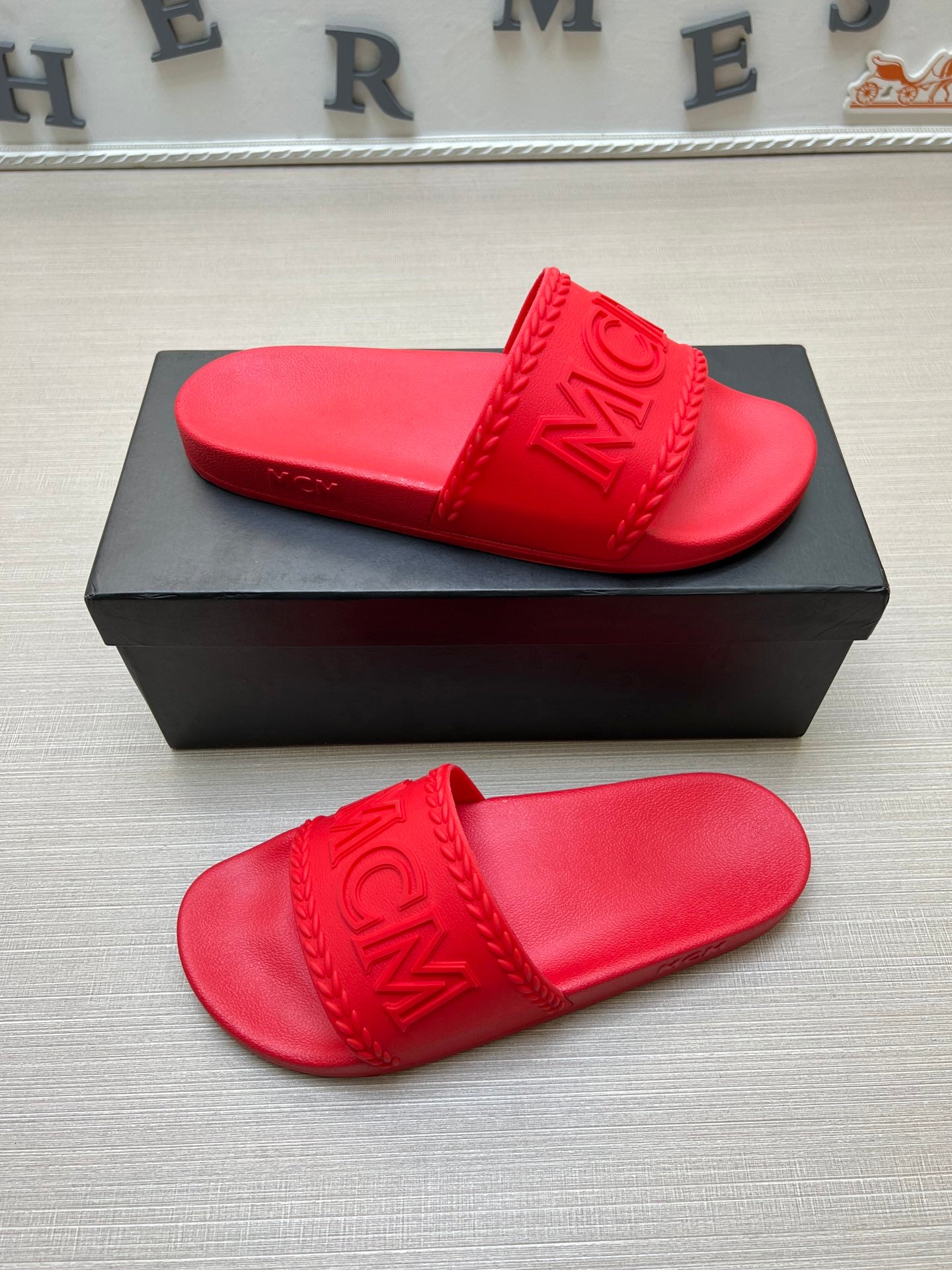 54M42ZDE Stylish slippers