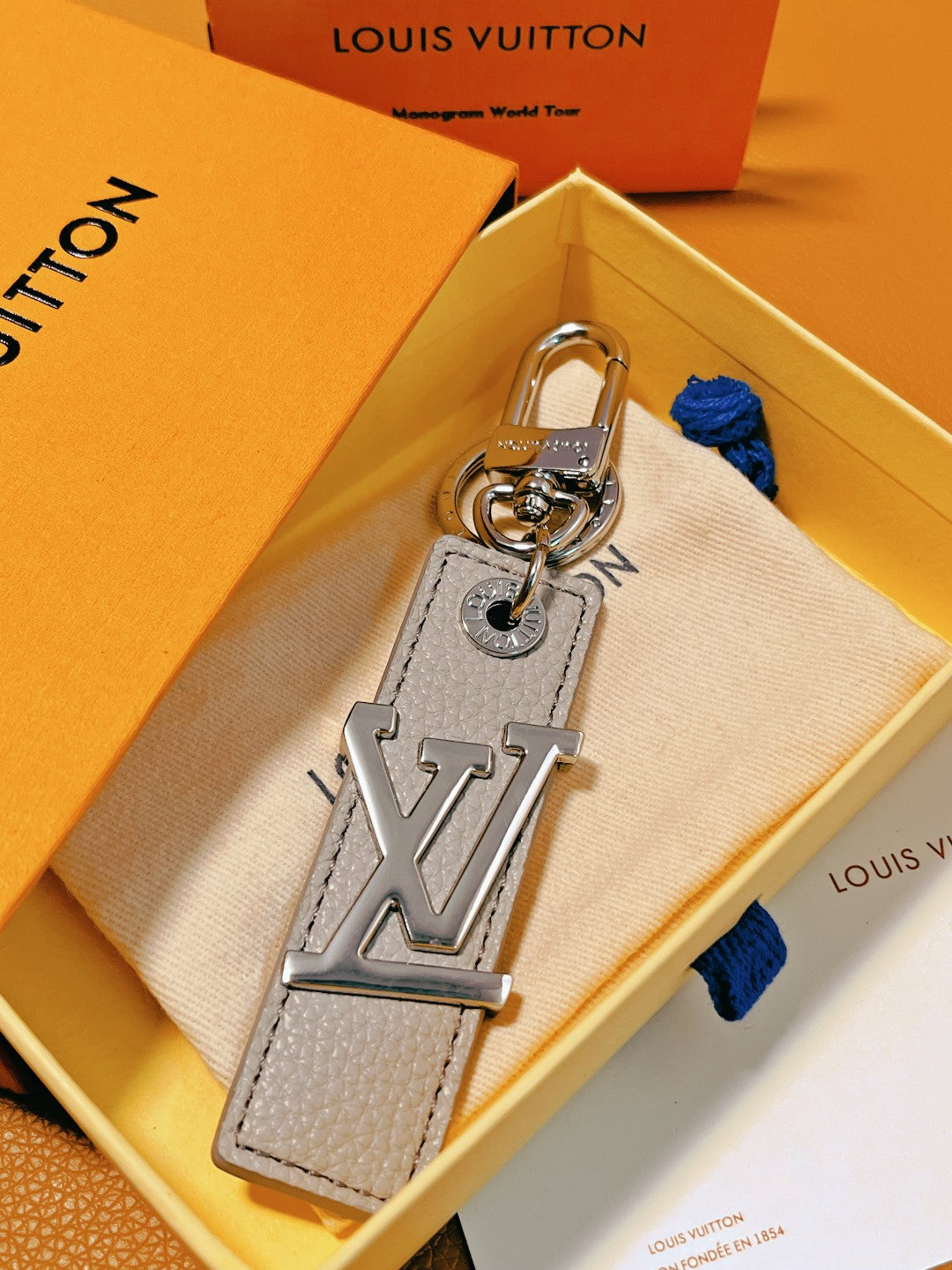 14E58ADE Stylish key closure