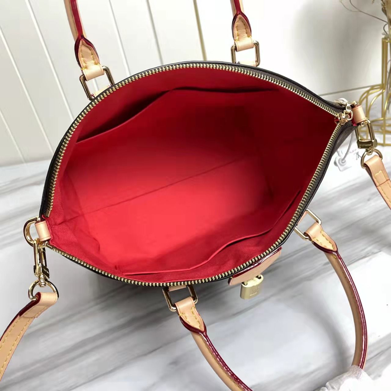 2EE1BDE Stylish leather bag