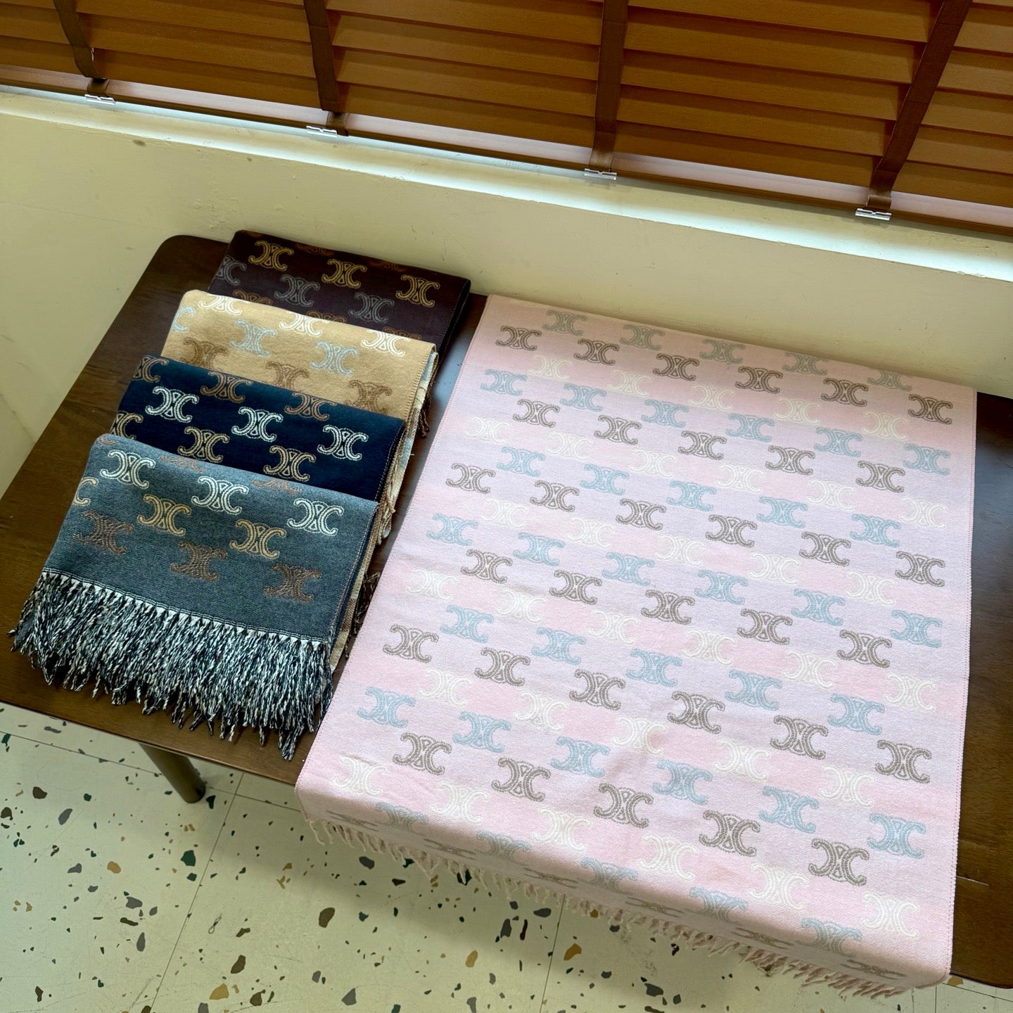 185ZN17WDE Stylish Winter Scarves