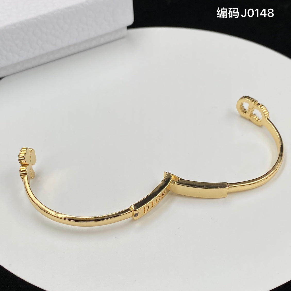 1YD30KDE Stylish Bracelets