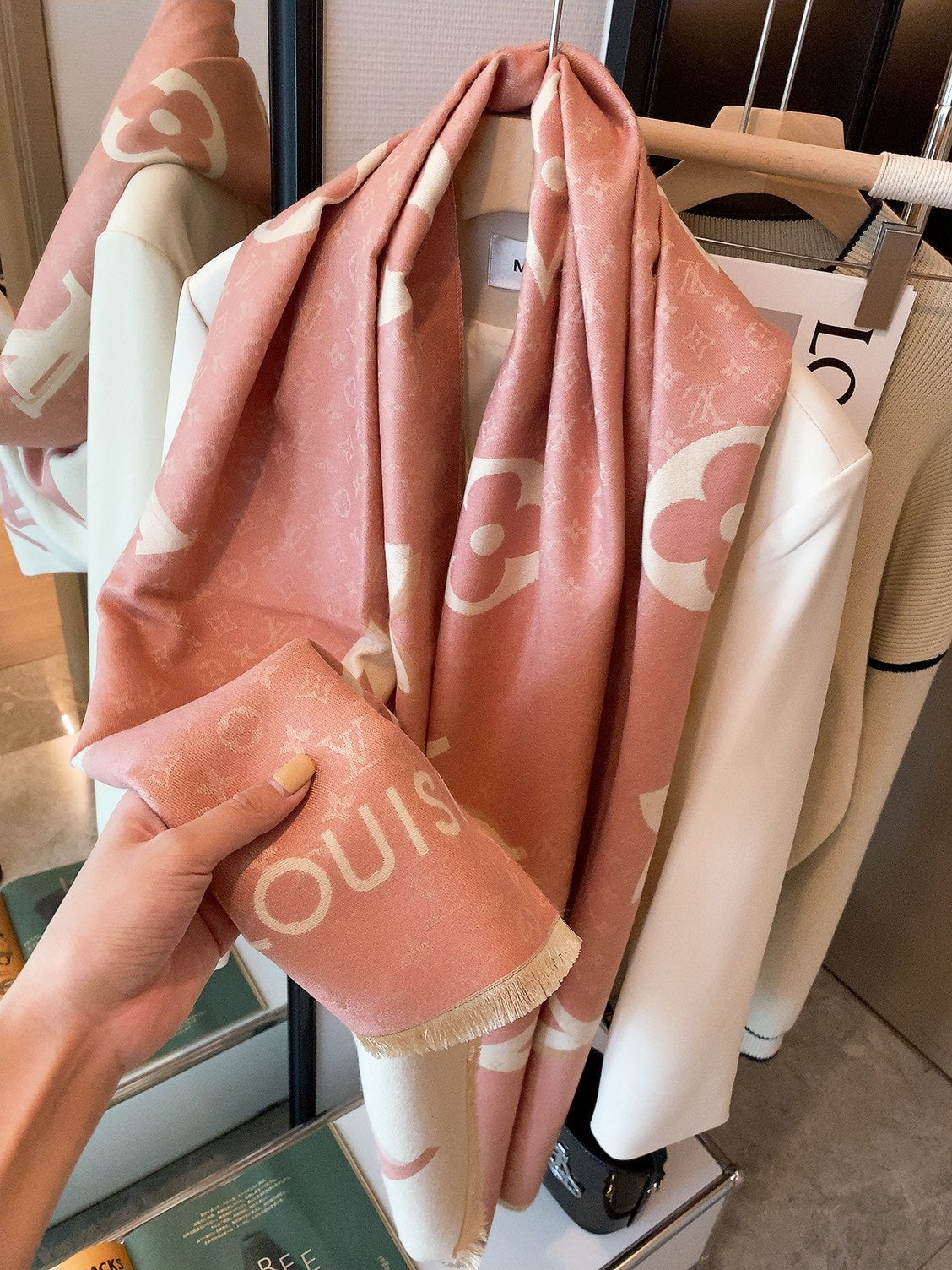 175RE37WDE Stylish Winter Scarves