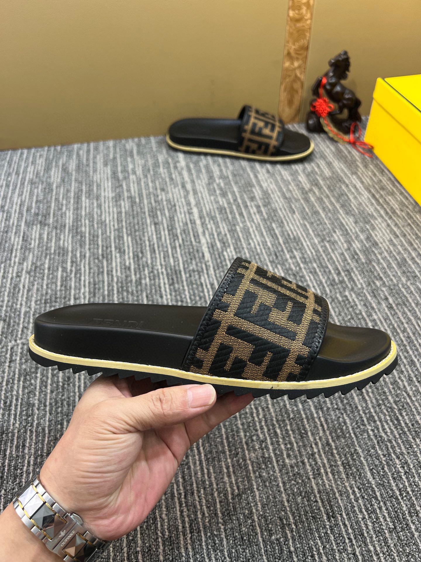 5XF105ZDE Stylish Slippers