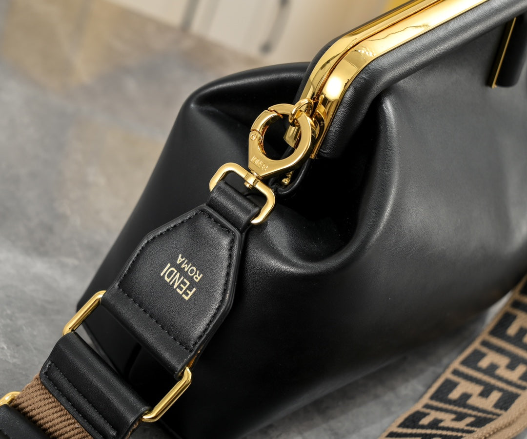 2XF20BDE Stylish leather bag