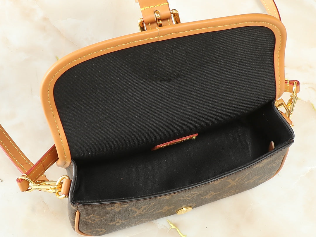 15XE5BDE Stylish leather bag