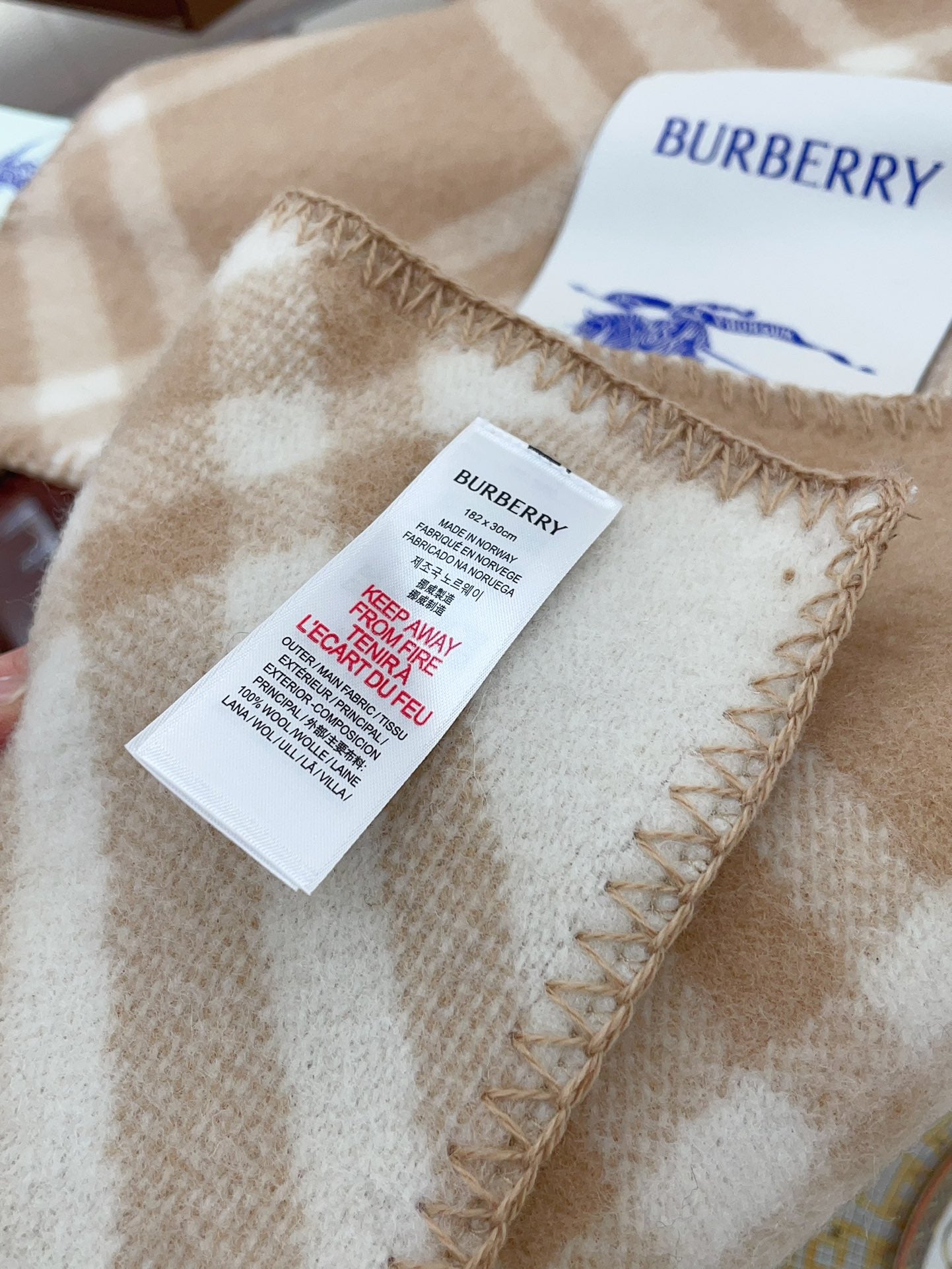 185ZR5WDE Stylish Winter Scarves