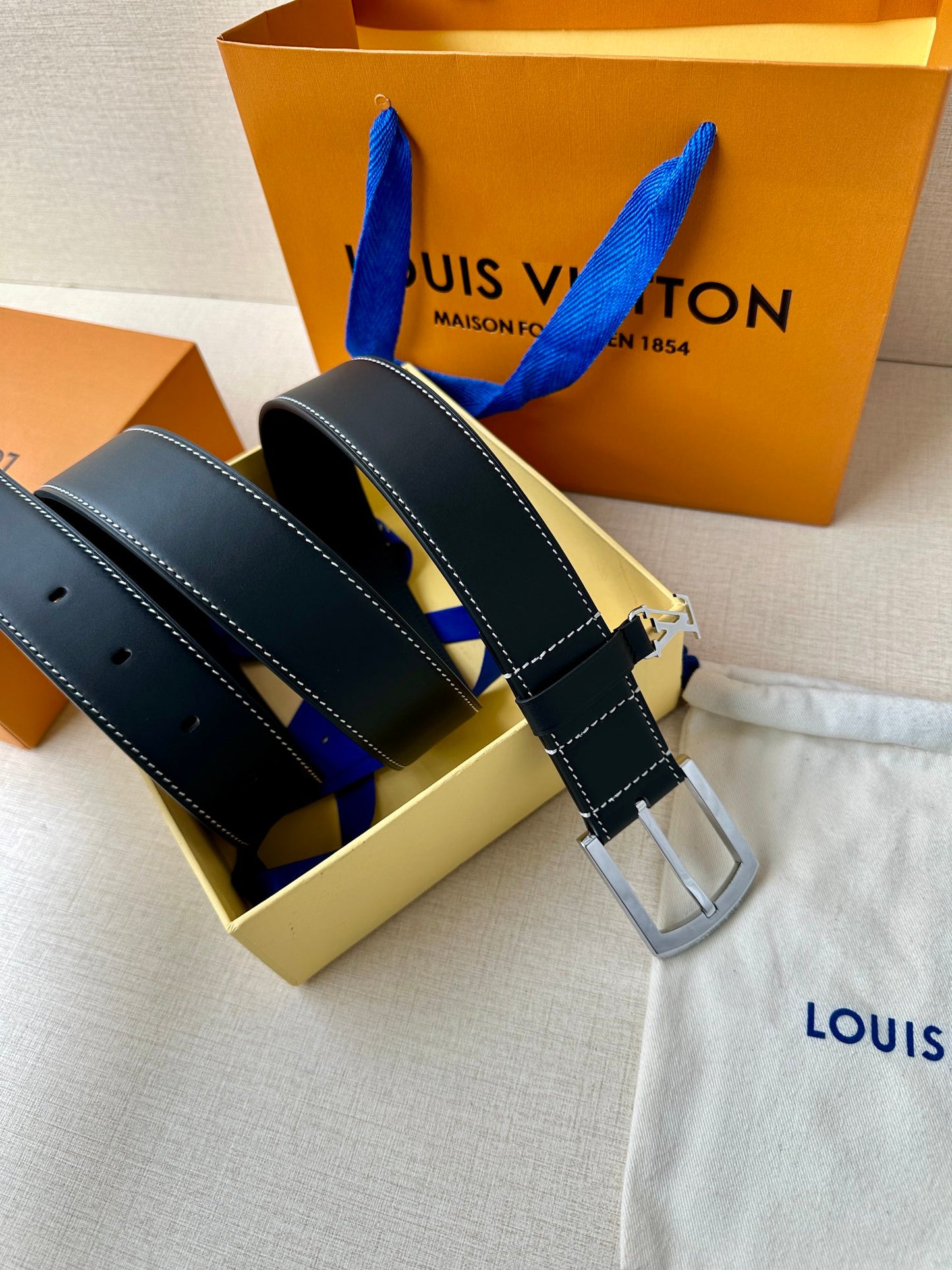 1WE161PDE Stylish High quality belt With full package