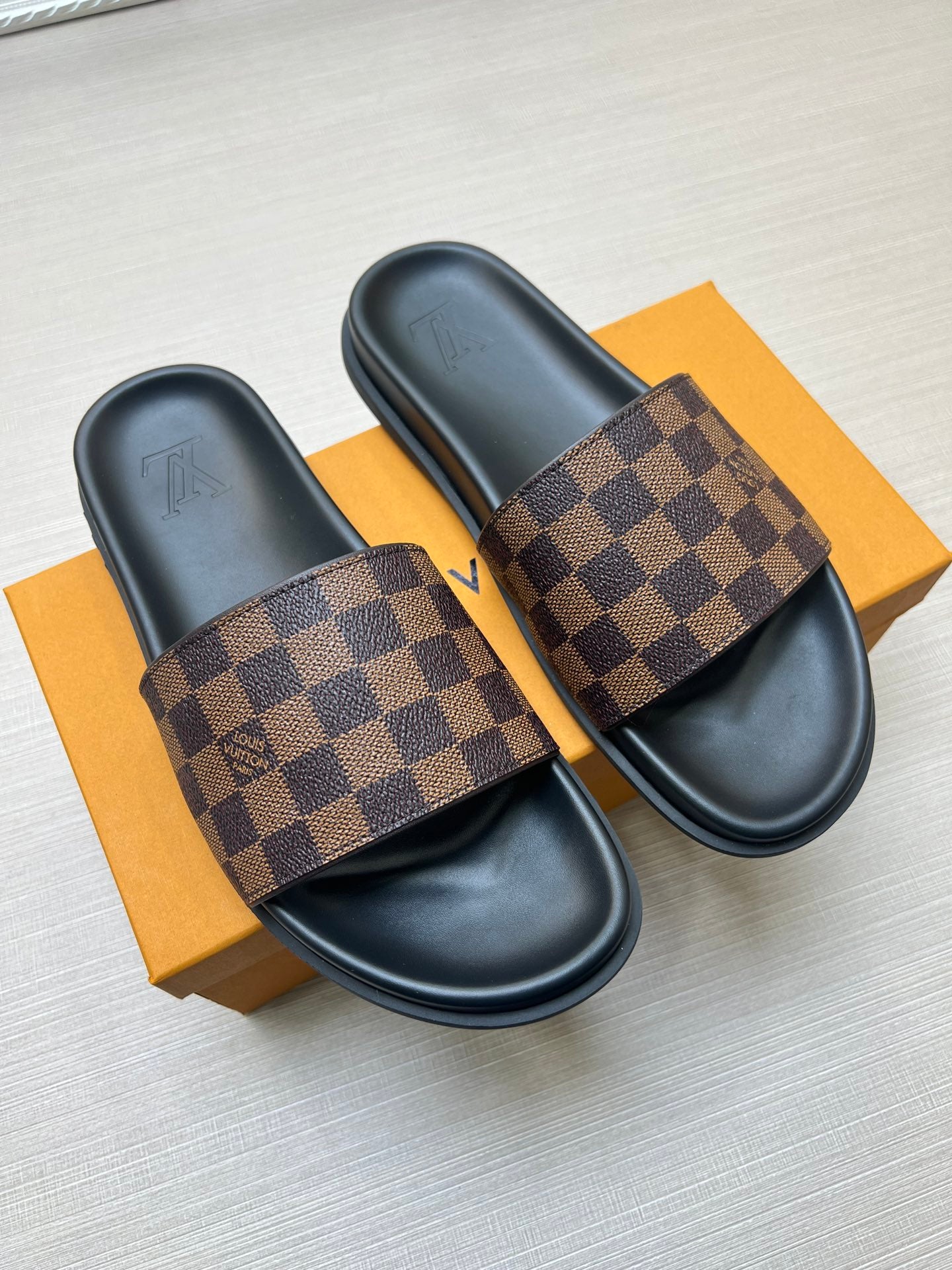 54E60ZDE Stylish slippers