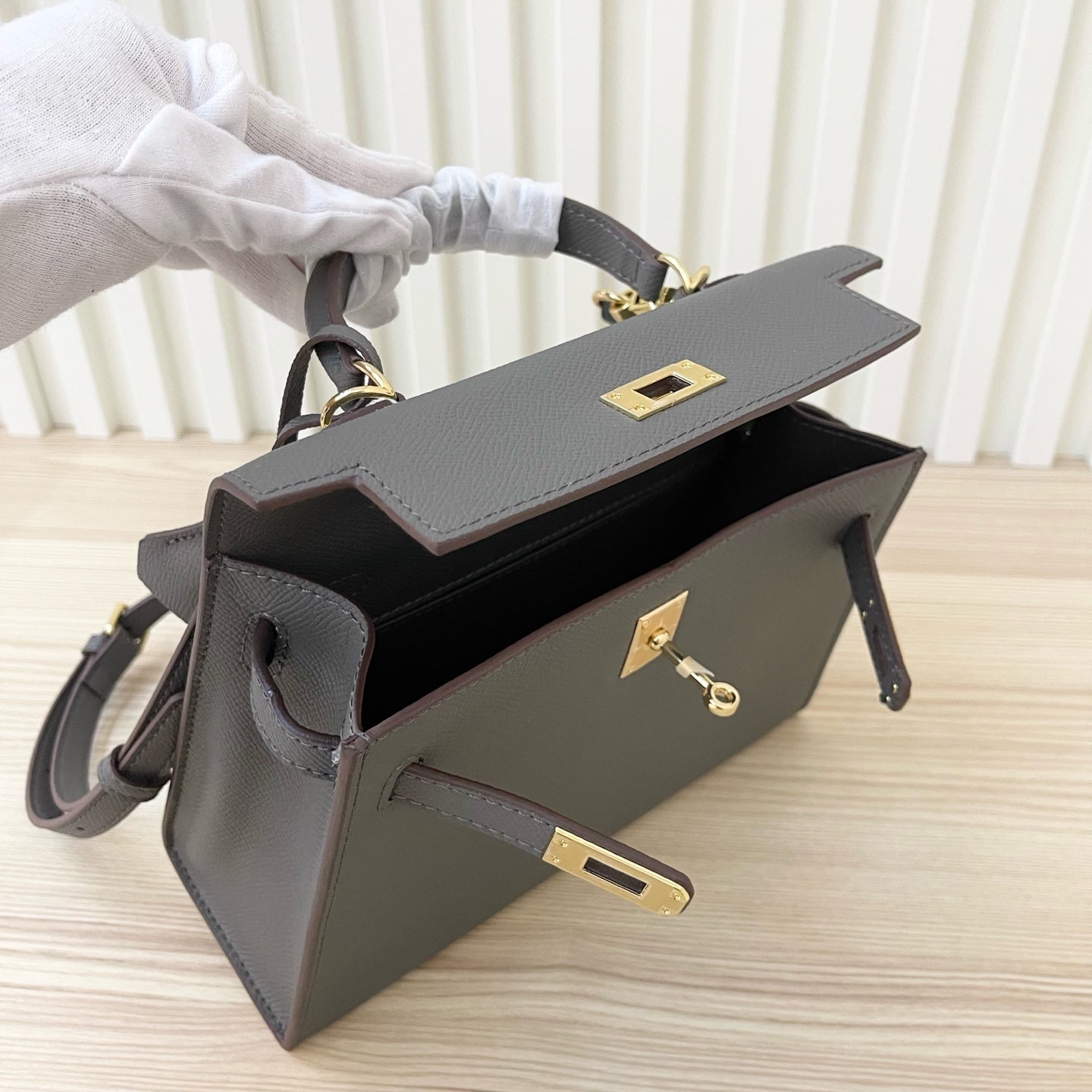 2WH24BDE Stylish leather bag