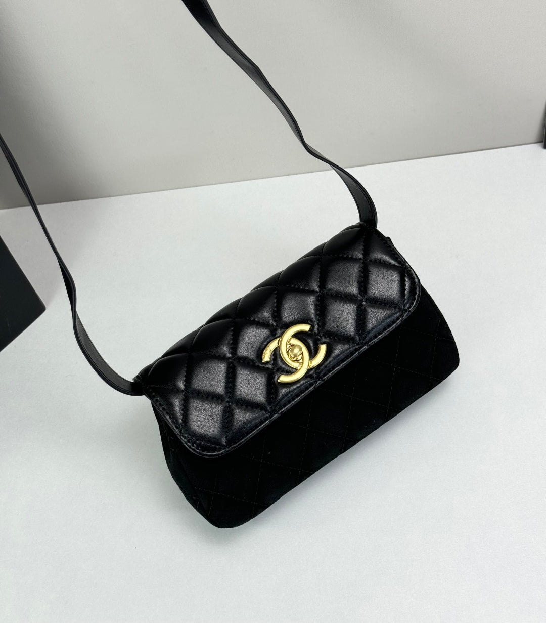 15RC61BDE Stylish leather bag