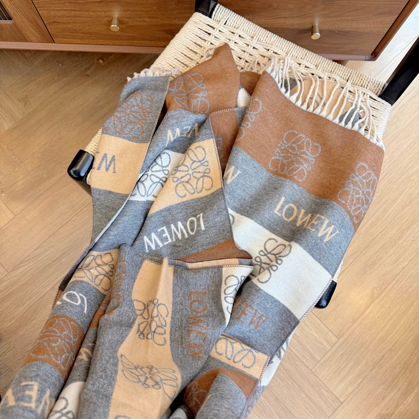 185ZA62WDE Stylish Winter Scarves