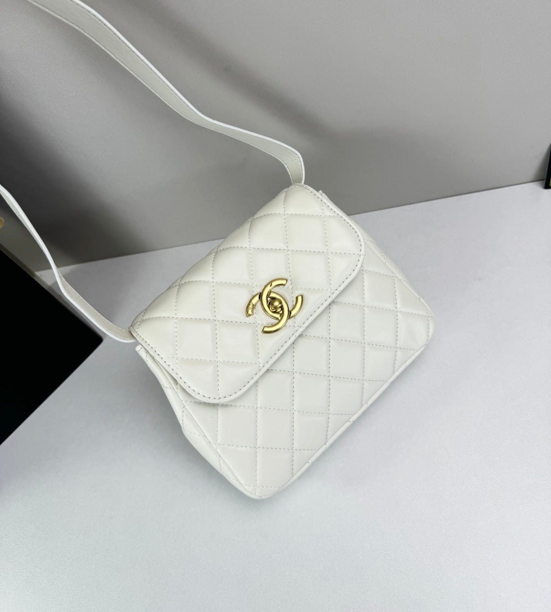 15RC63BDE Stylish leather bag