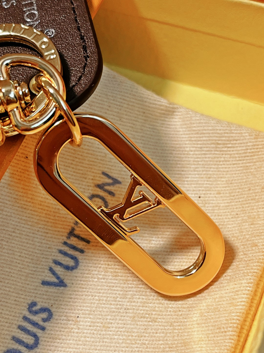 14E61ADE Stylish key closure
