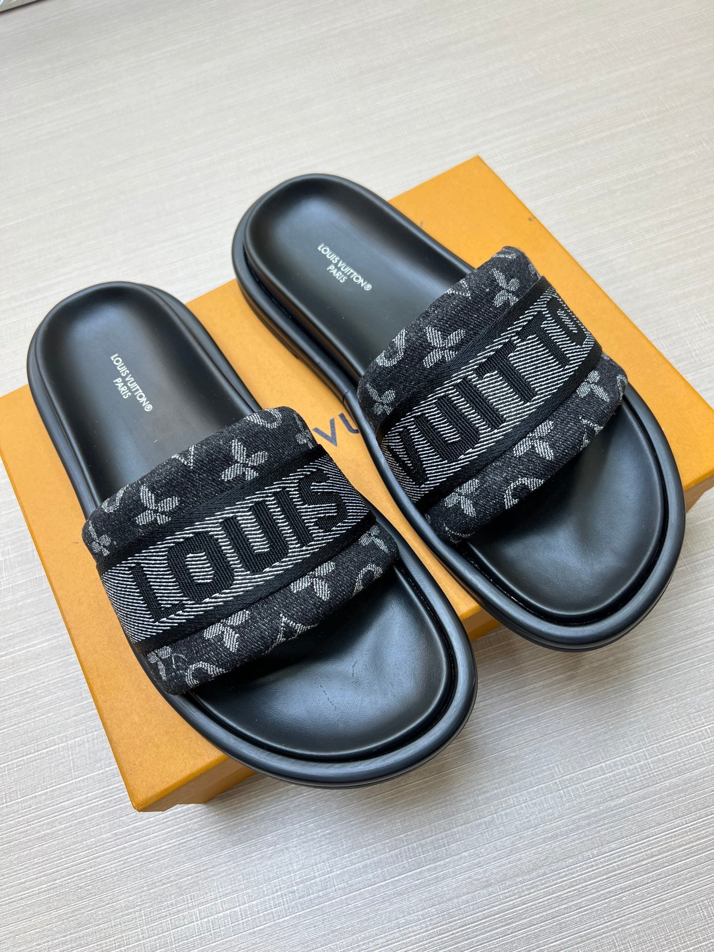 535ZE300ZDE Stylish Slippers