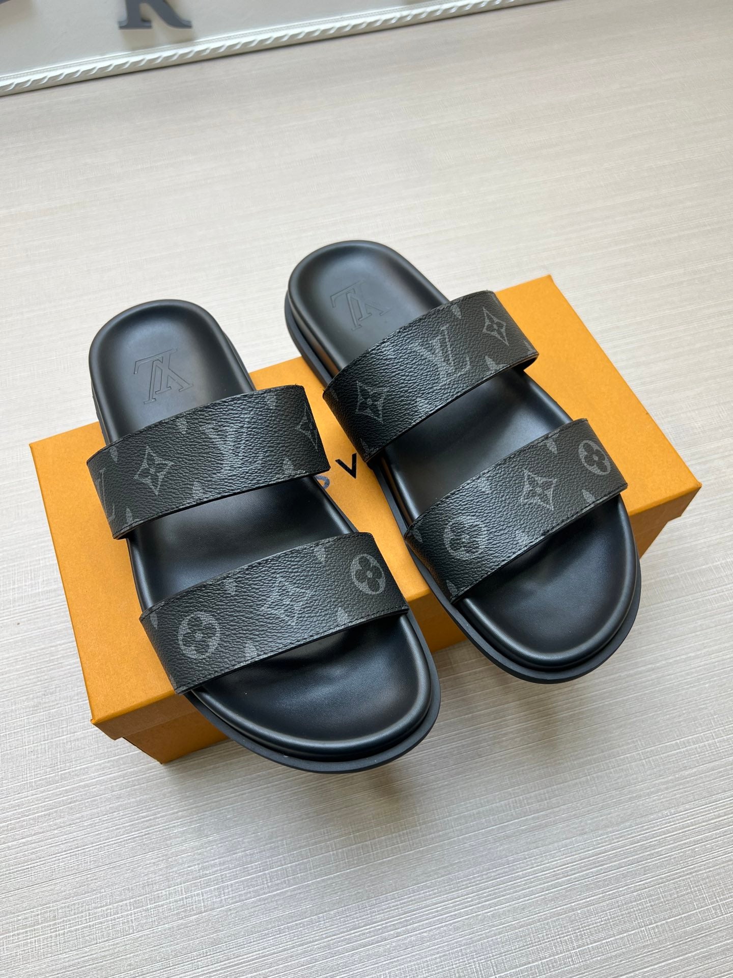 54E56ZDE Stylish slippers