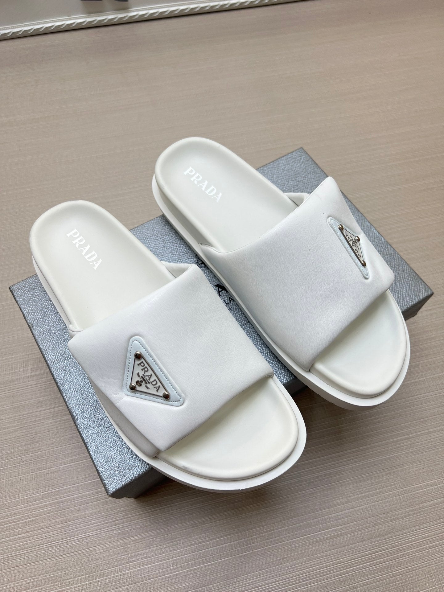54PD5ZDE Stylish slippers