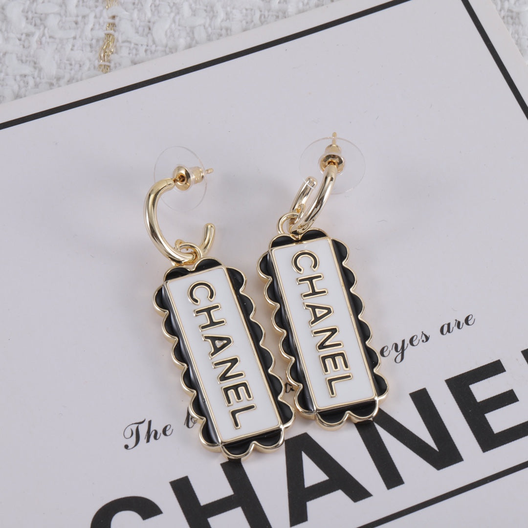 14C1091EDE Stylish Earrings