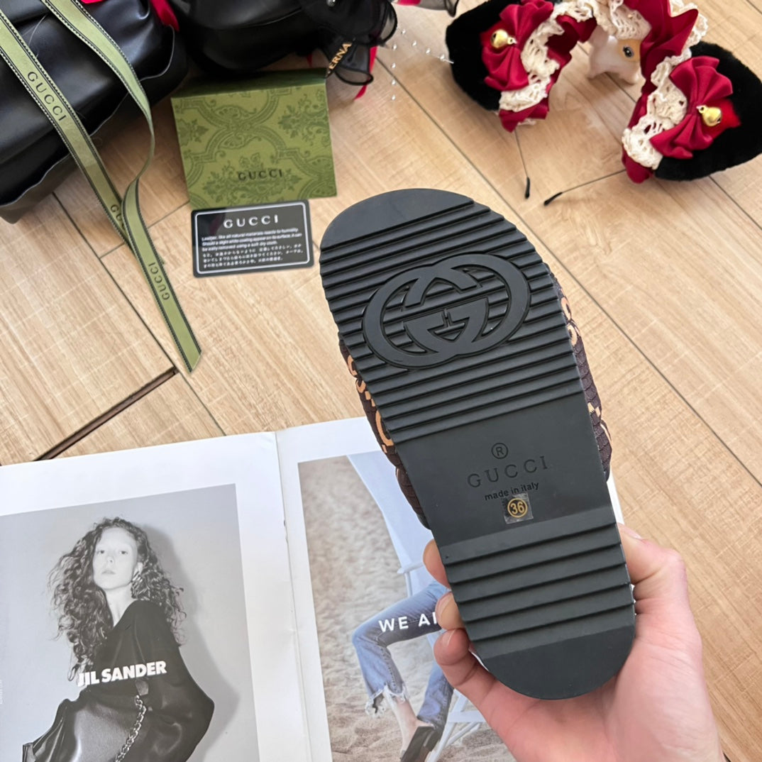 14B84ZDE Stylish Slippers