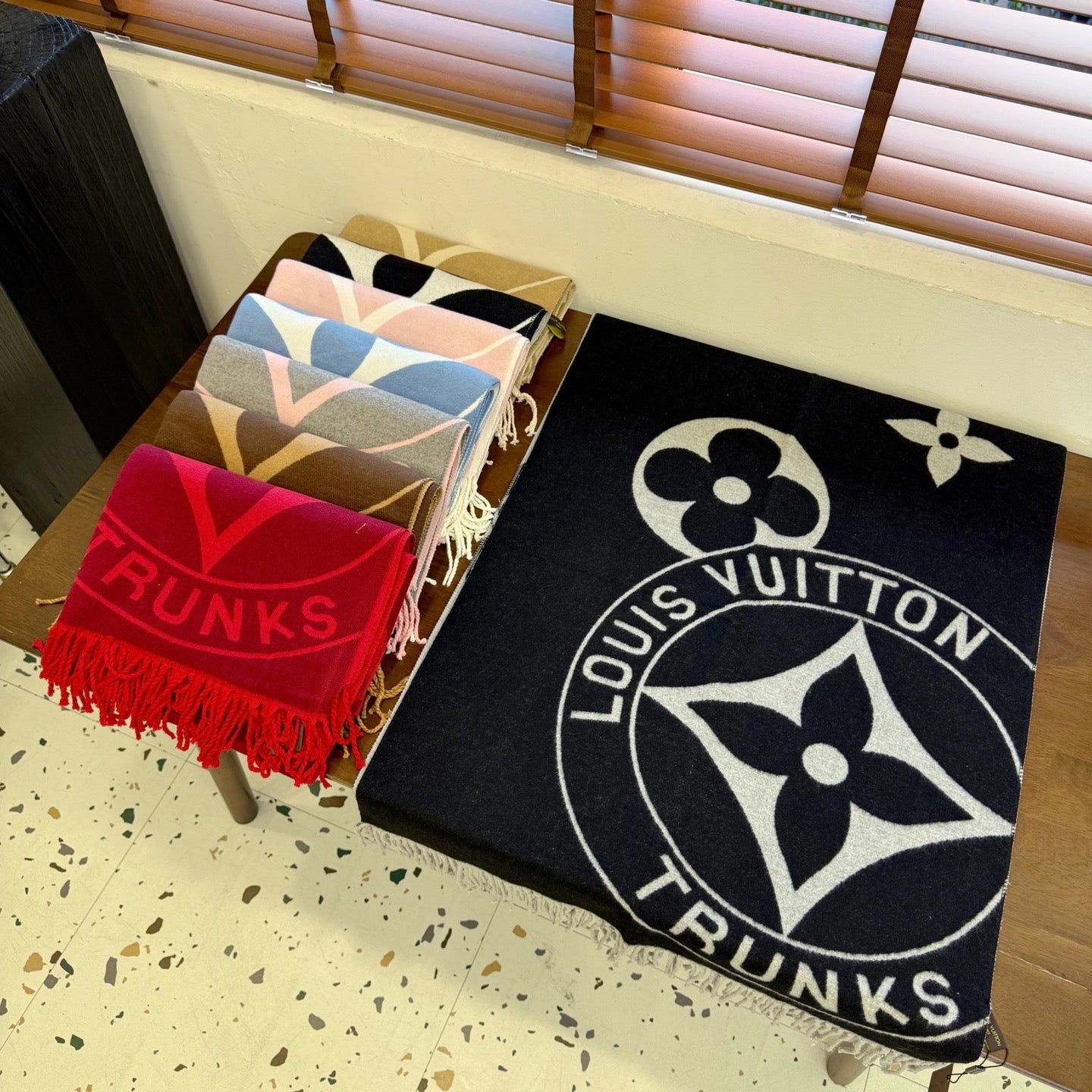 175RE3WDE Stylish Winter Scarves