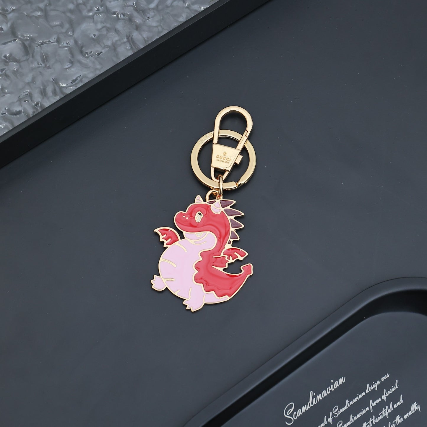 14B19ADE Stylish key closure