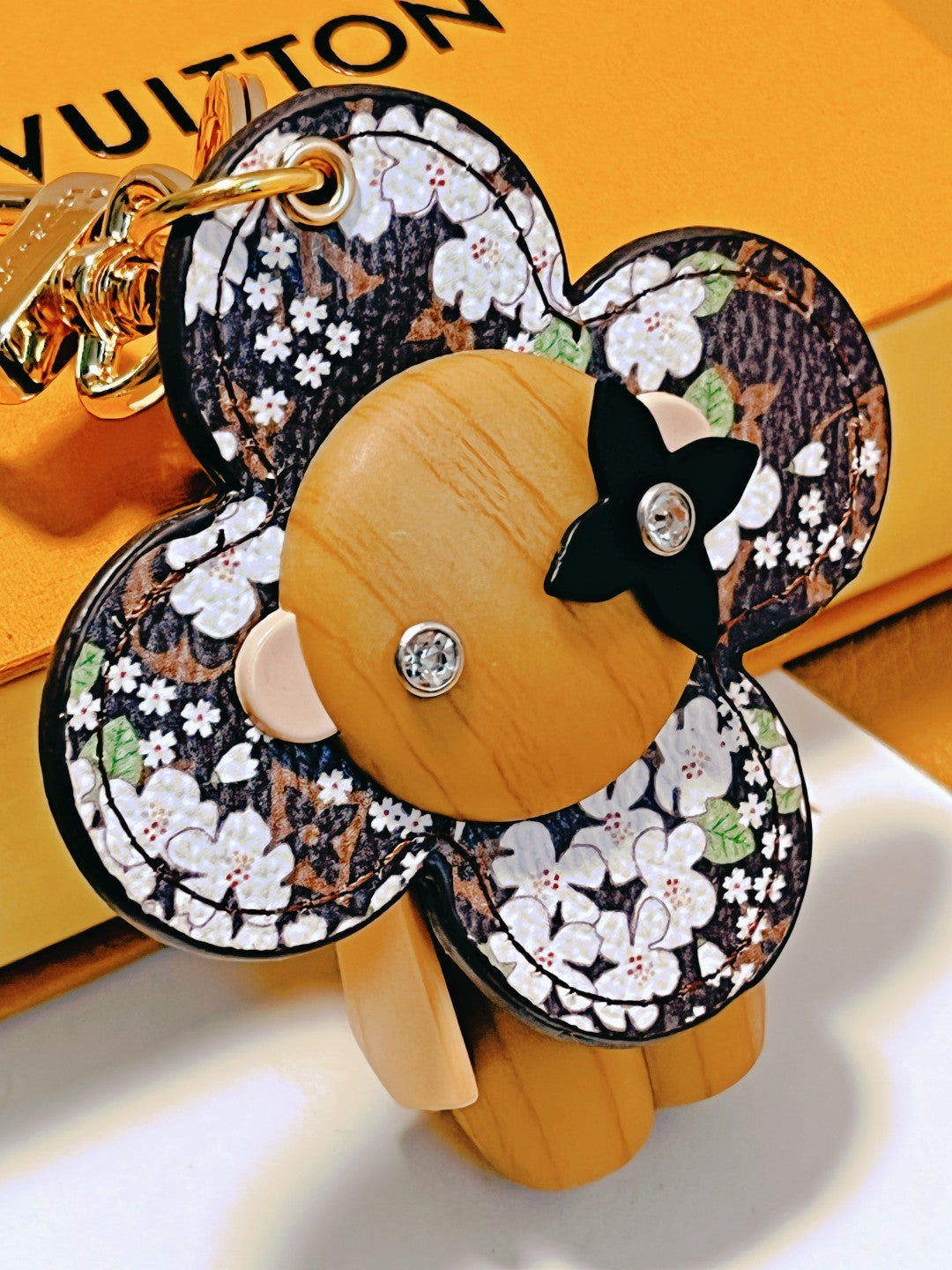 14E57ADE Stylish key closure