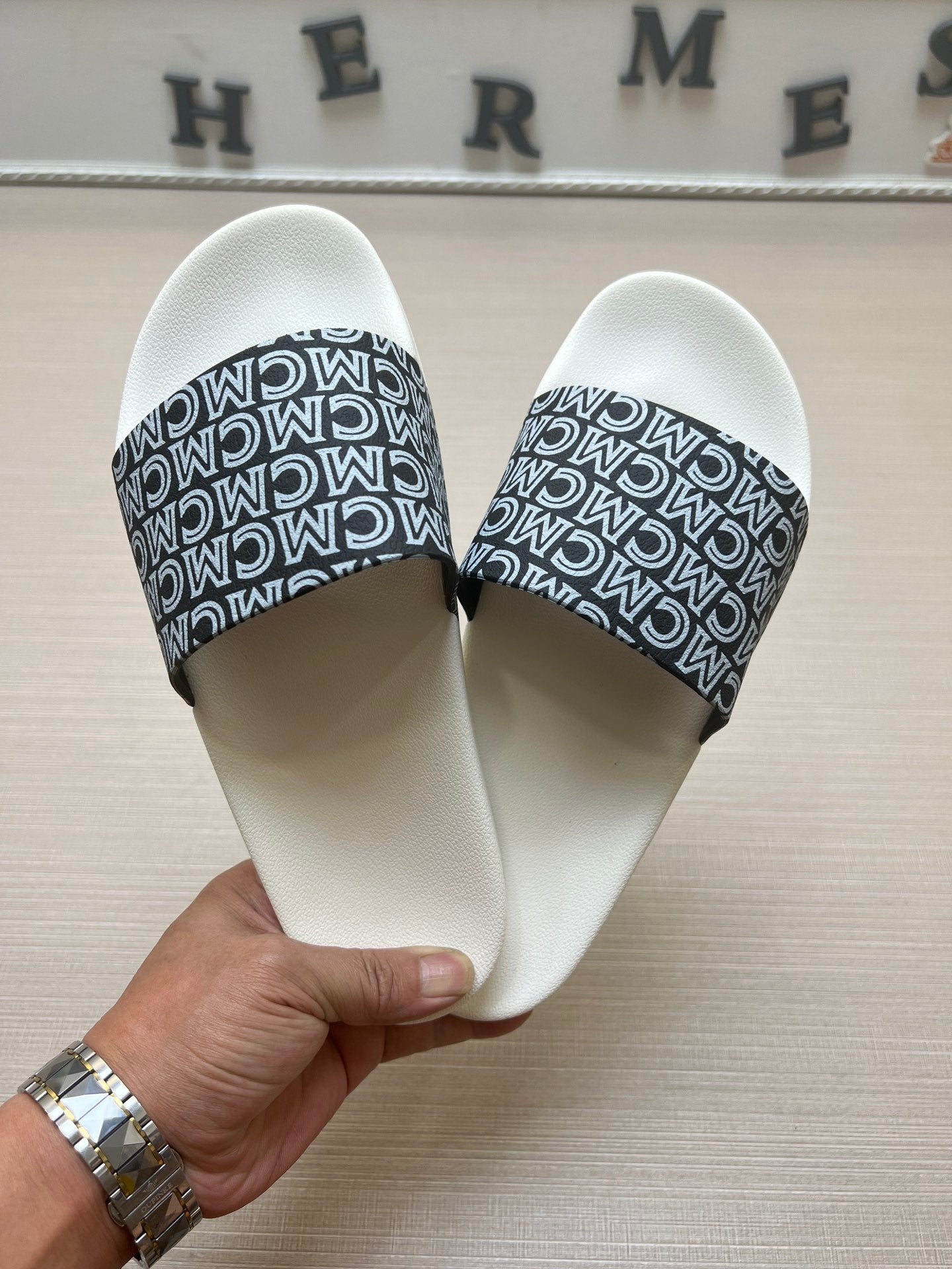 54M45ZDE Stylish slippers