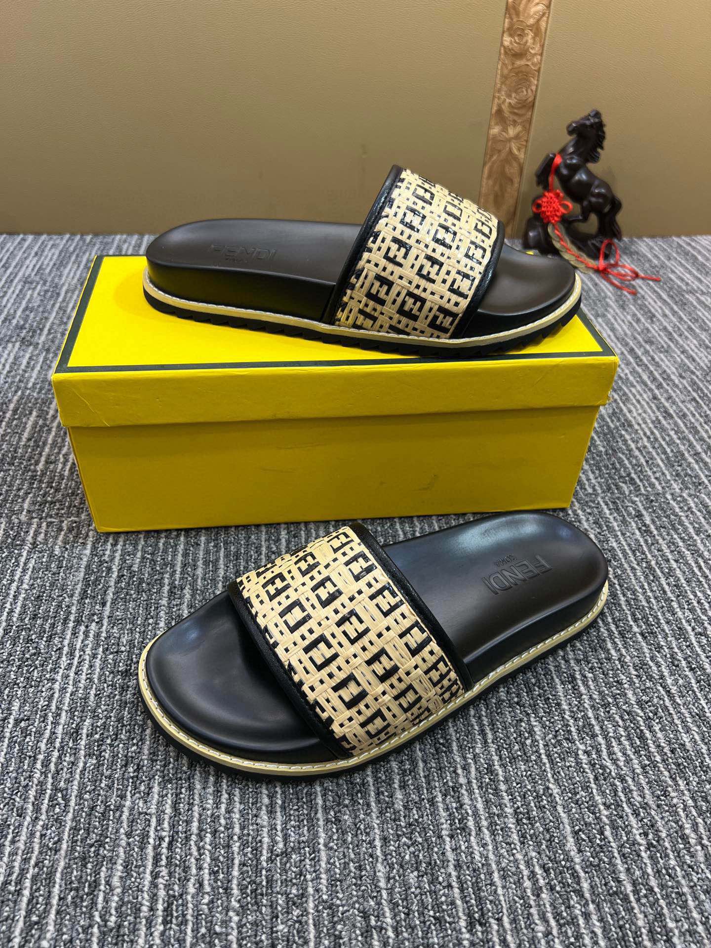 5XF104ZDE Stylish Slippers