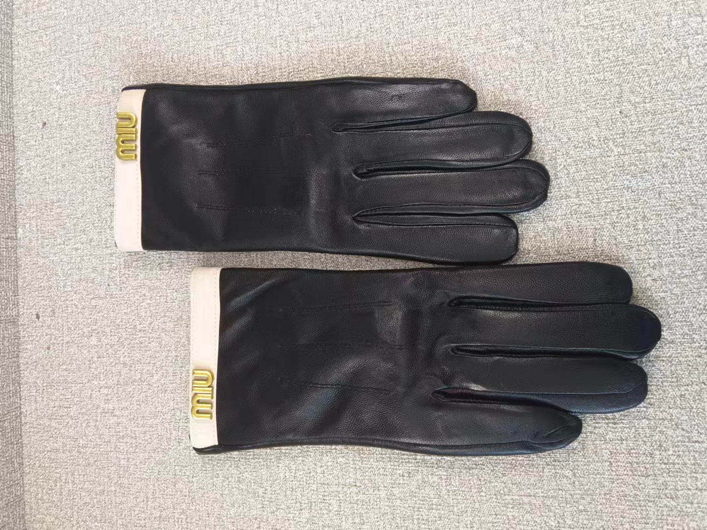 24A106SDE Stylish gloves