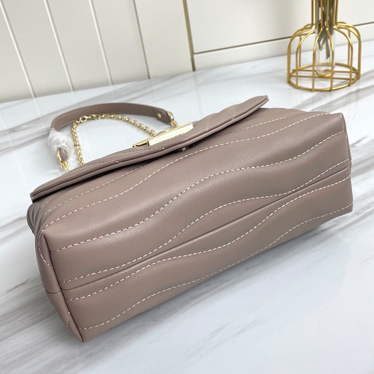 AE028BDE Stylish leather bag