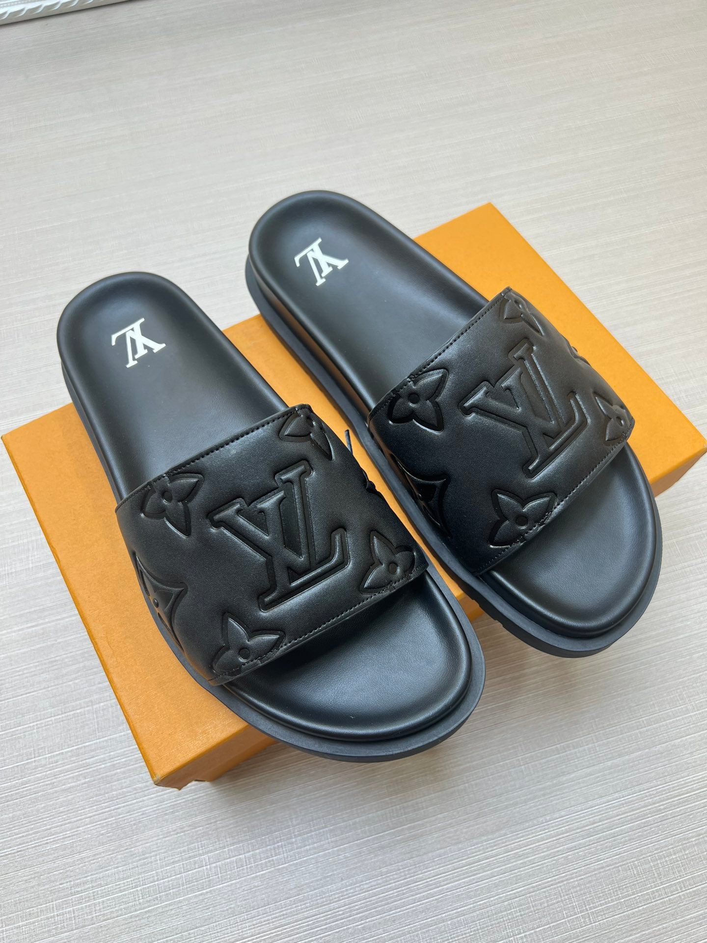 54E3ZDE Stylish slippers
