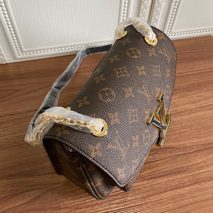1E55BDE Stylish leather bag
