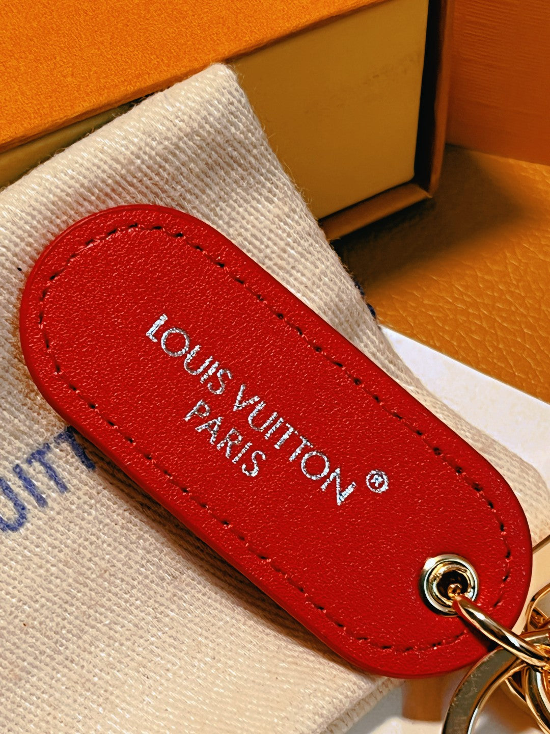 14E61ADE Stylish key closure