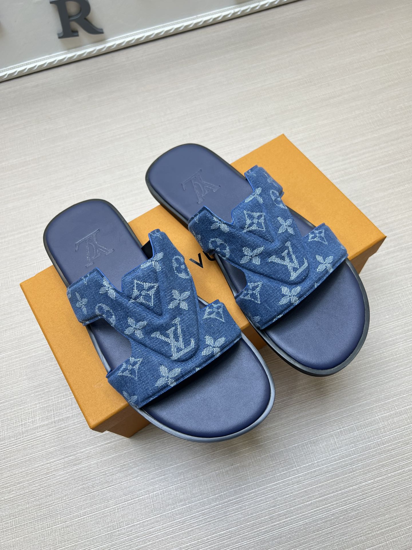 54E109ZDE Stylish slippers
