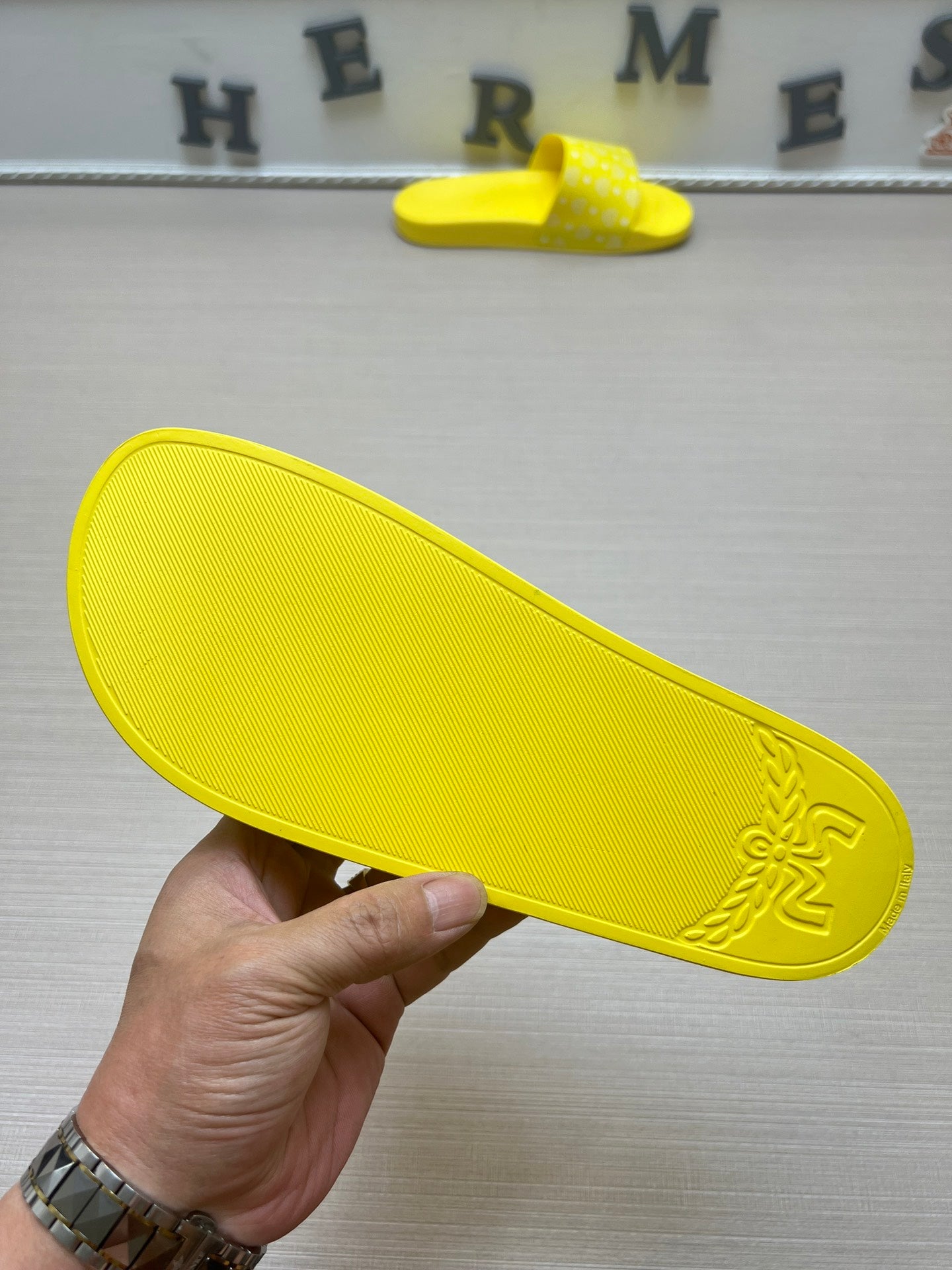 54M47ZDE Stylish slippers