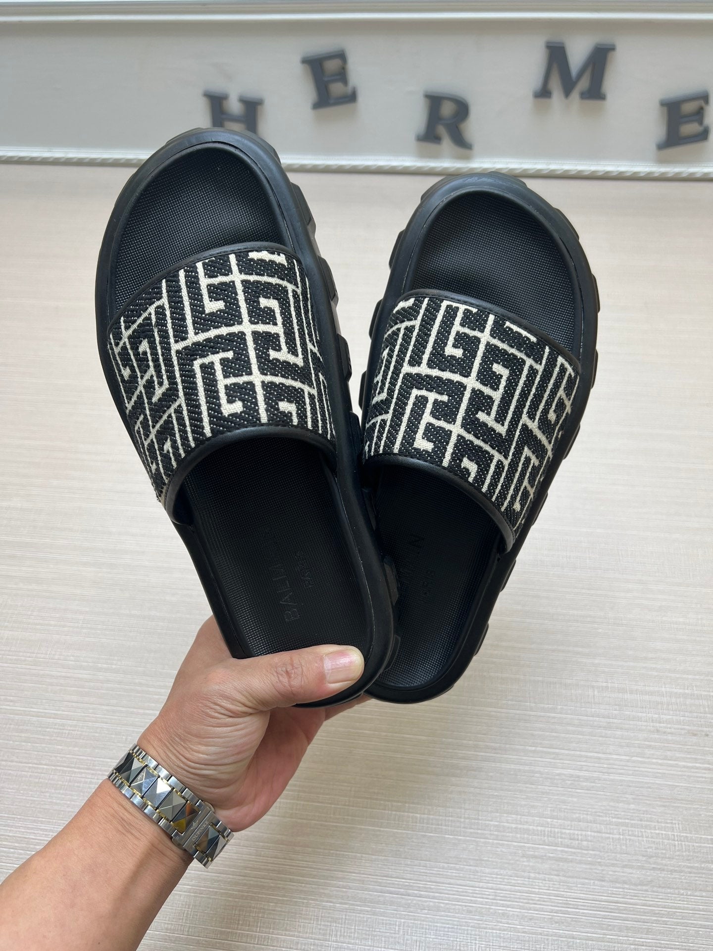 54A110ZDE Stylish slippers