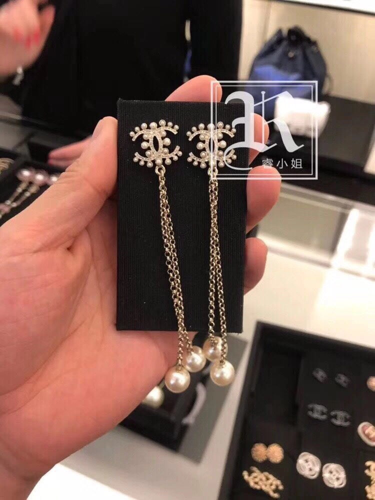 14C102EDE Stylish Earrings