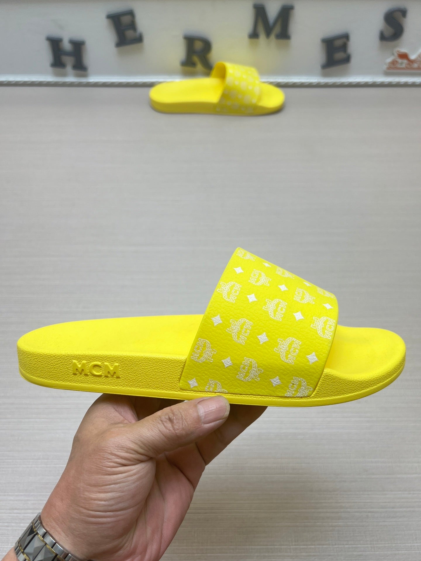 54M47ZDE Stylish slippers