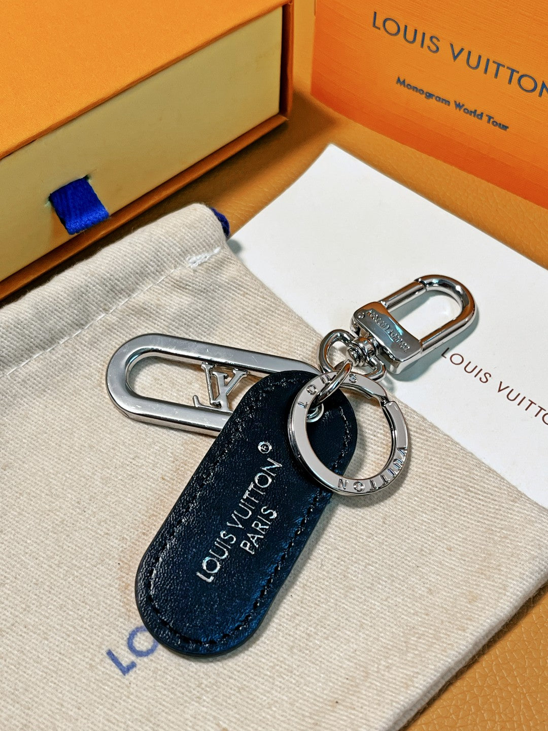 14E61ADE Stylish key closure