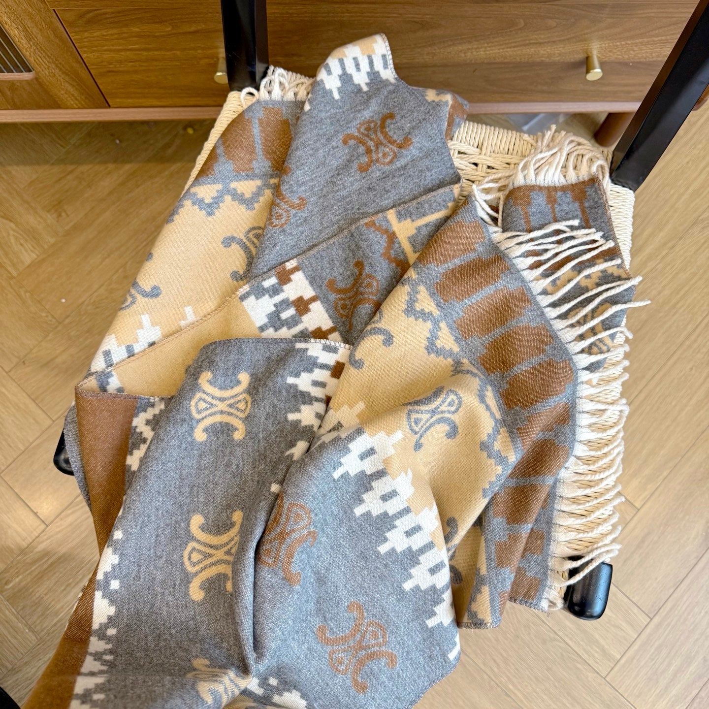 185ZN61WDE Stylish Winter Scarves